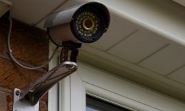 Entrano in un'area privata ma vengono ripresi dalle telecamere e se le portano a casa: denunciati in due