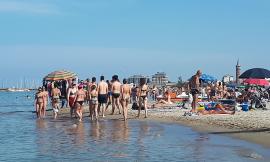 Civitanova, primo weekend dal caldo estivo: spiagge affollate e tornano i carretti