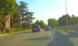 Montecosaro, in strada come tra i cordoli: due sorpassi folli e poi viene fermato dal semaforo (VIDEO)