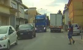 Montecosaro, via Marche invasa dai camion e non tutti sono autorizzati