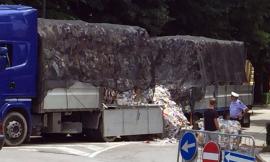 Tolentino, camion perde il carico: chiuso viale Cesare Battisti