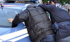 Macerata, ubriaco molesta i clienti del bar e aggredisce gli agenti: 48enne in manette