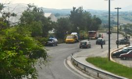 Camerino, furgone si ribalta in curva