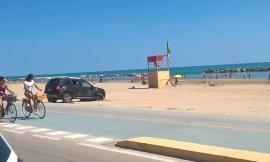 Civitanova, non trovano parcheggio e sostano sulla sabbia