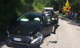 Frontale tra due auto a Serrapetrona: tre feriti
