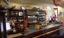 Montecosaro, insiste per pagare colazione con biglietto dell'autobus: momenti di tensione in un bar