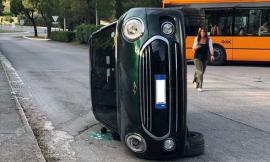 Civitanova, auto si sfrena e precipita in strada dal parcheggio dell'ospedale