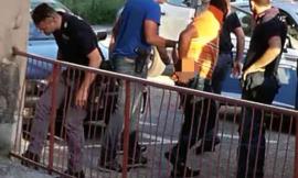 Fermato dalla polizia mentre scappa in Via Borghi: arresto in diretta a Macerata