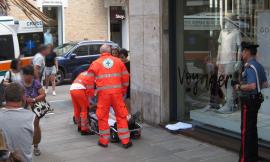 Civitanova, malore durante la passeggiata in centro: anziano salvato dal 118