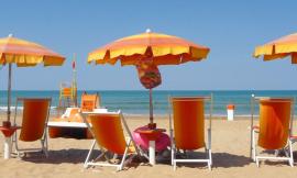 Porto Potenza, rubato un borsello in spiaggia: inseguimento fra gli ombrelloni