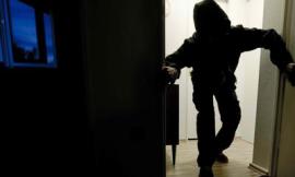 Tolentino, ladri in fuga da un appartamento sferrano un calcio al volto della vittima