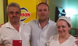 Camerino, 20 anni per l'agriturismo La Finestrella: il sindaco Pasqui premia la famiglia Consoli