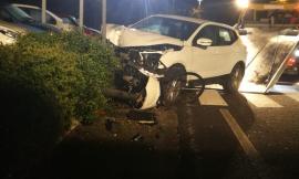 Macerata, sbanda e centra un palo della luce