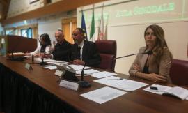 Macerata, consiglio aperto sull'immigrazione: la mamma di Pamela rifiuta l'abbraccio del Gus