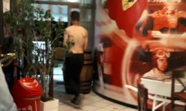 Montecosaro: seminudo e infreddolito al bar, riceve la generosità di un cliente
