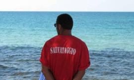 Porto Recanati: chattava invece di vigilare, multa salata per un bagnino