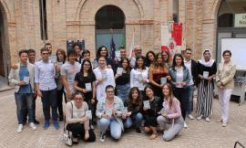 Macerata, la Costituzione italiana in dono a 30 neo maggiorenni