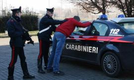 Armati di pistola rapinano una gioielleria. Subito catturato uno dei banditi