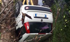 Auto le piomba nel giardino: sfiorata la tragedia per una donna