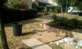 Civitanova: operai comunali trovano un panetto di hashish vicino ai giochi dei bimbi - FOTO