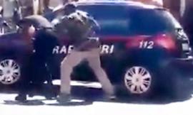 Aggressione per una mancata precedenza. I testimoni: "Gli dava calci alla testa come a un pallone"