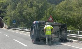 Camerino: SUV si ribalta sulla Superstrada. Tanta paura e traffico rallentato (Foto)