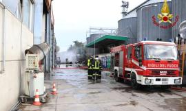 Incendio Orim, l'intervento dei vigili del fuoco (foto e video)