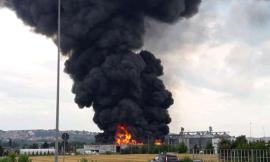 Orim, l'ipotesi: l'incendio partito da un fusto caduto. E sui rischi per la salute è polemica