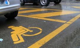 Civitanova, parcheggiano sul posto dei disabili: multa e auto rimosse