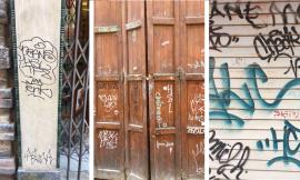Ancora scritte sui muri. "Macerata come una lavagna a cielo aperto!"
