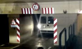 Civitanova, il "sottopasso killer" miete un'altra vittima: ancora un furgone incastrato - FOTO