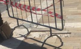 Porto Potenza, marciapiede transennato