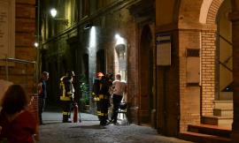 Tolentino, fumo nella gelateria in centro: intervengono i pompieri