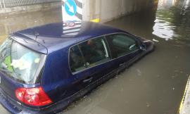Diluvio su Porto Recanati: auto intrappolate nell'acqua recuperate dai pompieri (FOTO e VIDEO)