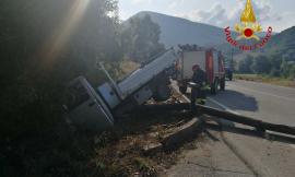 Camerino, fuori strada con il camioncino: ferito un operaio