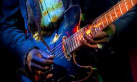 San Severino Blues, la chitarra di Maddox a Pieve Torina per RinasciMarche