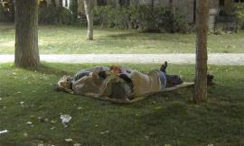 Civitanova, i senzatetto cambiano residenza: d'estate si dorme sul lungomare