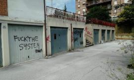 Camerino, a Vallicelle scritte volgari sulle porte dei garage