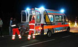 Scontra tra auto e scooter, incidente mortale nella notte: 60enne perde la vita