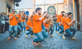 Shopping serale e musica jazz in marcia per le vie di Civitanova