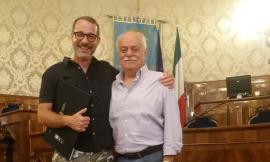 Macerata, una stretta di mano tra il Presidente Pettinari e l'ex direttore artistico Francesco Micheli