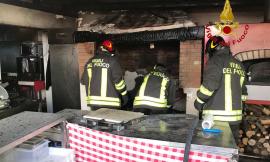 Va a fuoco una pizzeria a Civitanova: intervengono i vigili del fuoco