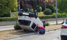 Tolentino, utilitaria si ribalta in via Nenni: un ferito