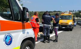 Schianto allo svincolo dell'autostrada per Porto Recanati: grave un motociclista