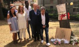 Alemanno e Diop portano fiori in via Spalato a Macerata in ricordo di Pamela