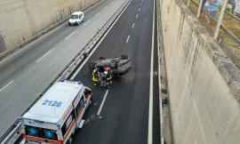 Caos in superstrada, auto si ribalta, in cinque si tamponano per evitarla (FOTO)