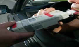 Guidava ubriaco e senza patente, già ritirata per lo stesso motivo: denunciato un marocchino