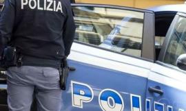 Scappa all'alt della polizia: inseguita e raggiunta, sperona l'auto di servizio e infine viene arrestata