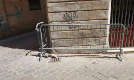 Macerata, cade un mattone in via Mozzi. I residenti: "Situazione di pericolo da circa un anno"