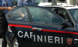 Porto Recanati, chiede soldi a sorella e nipote minacciandoli con due coltelli: paura in uno chalet